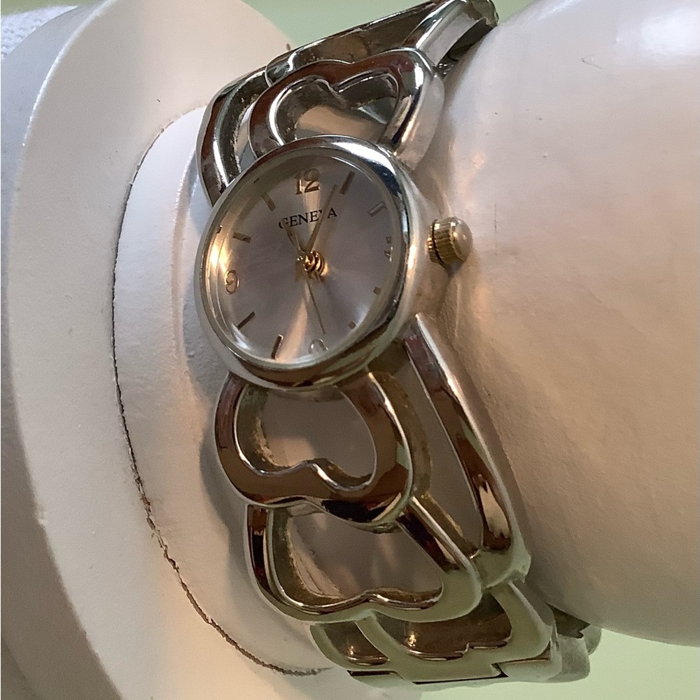 Vintage (2) Watches, Bulova Gold plated and Geneva Silver - Picture 5 of 14